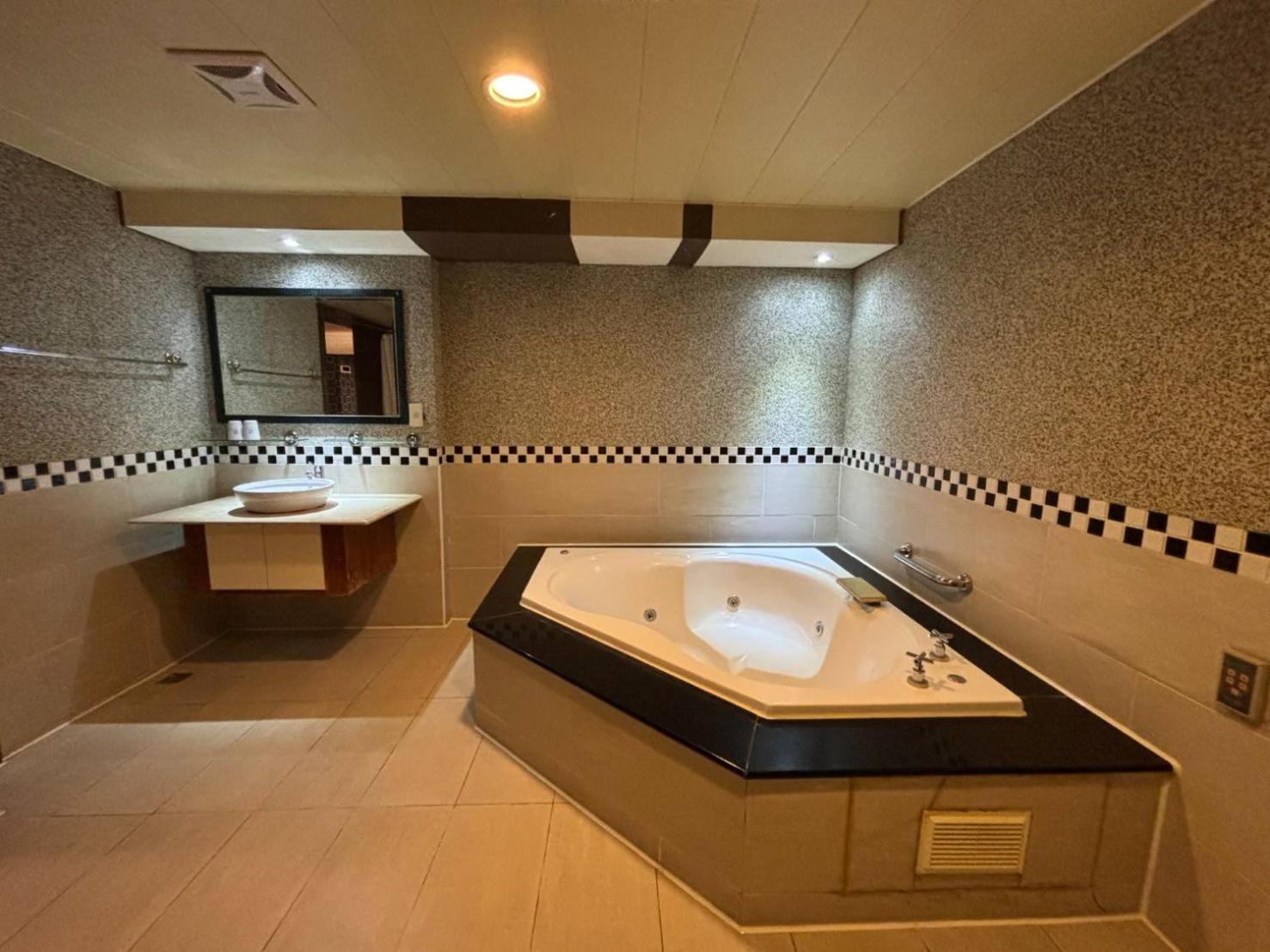Hua Xiang Motel - Da Chang Kaohsiung Exterior photo